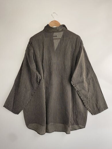 画像：COMOLI26SS/スキッパーシャツ/長袖シャツ/2/シルク/BLK/ストライプ/D01-020182