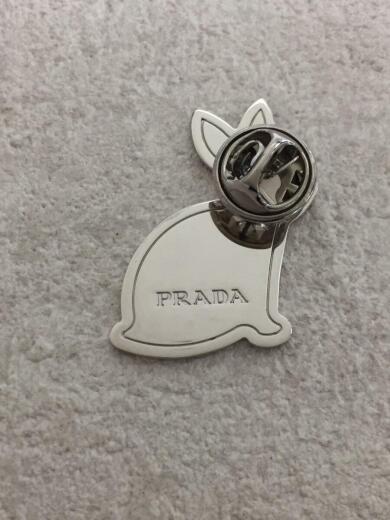 画像：PRADAピンバッチ/ピンズ/2JS0604