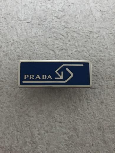 画像：PRADAピンバッチ/ピンズ/2JS0605