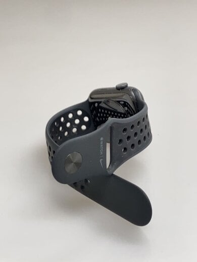 商品画像：Apple Watch  SE GPSモデル 44mm MYYK2J/A [アンスラサイト/ブラック]/デジタル 4
