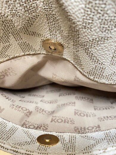 画像：MICHAEL KORSショルダーバッグ/PVC/CRM/総柄/I-17039