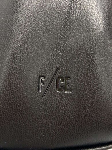 商品画像：TECH LEATHER EYELET MINI POACH/フェイクレザー/BLK/FEL34261B0006/ 5