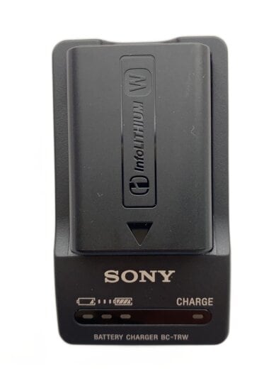 商品画像：ACC-TRW バッテリー：BCーTRW 充電器：NP-FW50 1