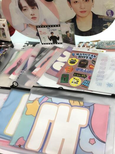 画像：その他ブランドBTS/K-POP/64点/まとめ/ポスター・うちわ・缶バッチ・ファイル他/セカスト5