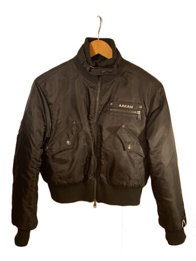 商品画像：AAKAM/High-Neck Bomber Jacket/1/ナイロン/BLK 1