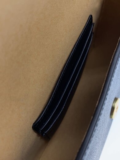 商品画像：ケイティ テクスチャード レザー フラップ チェーン クロスボディバッグ/BLK 6