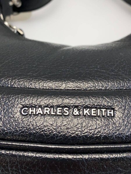 CHARLES&KEITH(チャールズアンドキース) / ペトラ カーブショルダー 