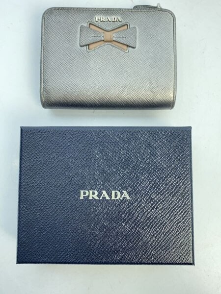 PRADA(プラダ) / リボンモチーフ/2つ折り財布/レザーシルバー 