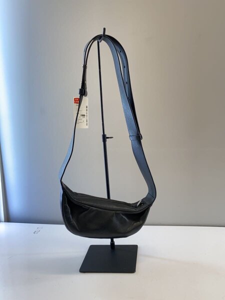 COS(コス) / スイングマイクロクロスボディバッグ/BLK// | 中古品の 
