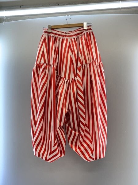 COMME des GARCONS HOMME PLUS / 23SS/AD2022/ピエロパンツ/ボトム/XS/ポリエステル/レッド/ストライプ/PK-P063 COMME des GARCONS HOMME PLUS(コムデギャルソンオムプリュス) / 23SS