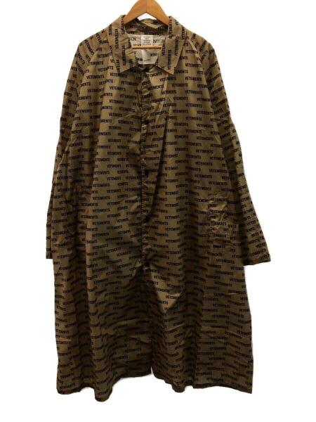 VETEMENTS / 18AW/Logo Print Shell Raincoat/O/ナイロン/CML/総柄/UAH19JA301 VETEMENTS(ヴェトモン) / 18AW/Logo-Print Shell Raincoat/コート