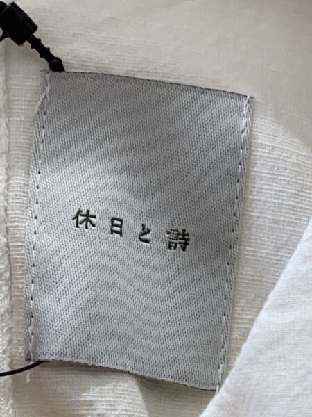 休日と詩 ハニーアップルブラウス portom23051 半袖 ブラウス シャツ ホワイト レディース 休日と詩【中古】5-0612S∞ 休日と詩(キュウジツトウタ) / ハニーアップルロングシャツ/半袖シャツ