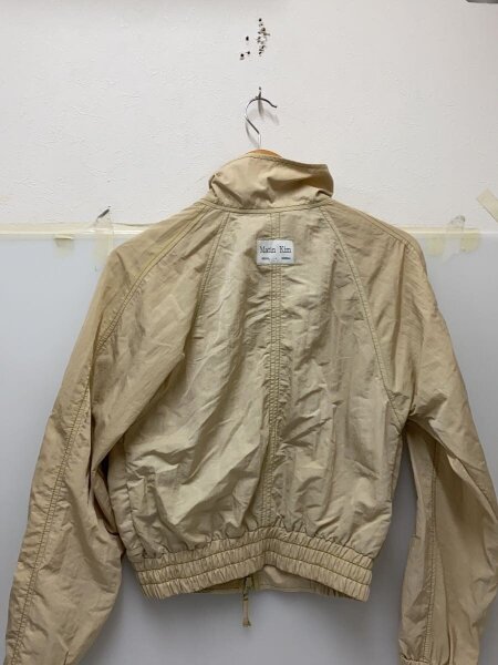 Matin Kim / CURVY CROP BOMBER JUMPER IN BEIGE/ジャケット/FREE/ポリエステル/BEG Matin Kim(マーティンキム) / CURVY CROP BOMBER JUMPER IN BEIGE