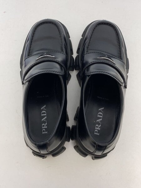 PRADA(プラダ) / モノリスブラッシュドレザーローファー/三角ロゴ