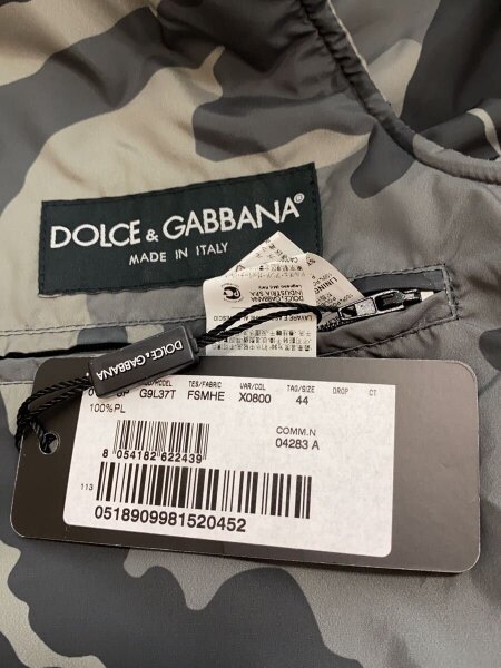 【極美品】ドルチェ&ガッバーナ ベスト 中綿 ロゴプレート フード ブラック 黒 DOLCE&GABBANA(ドルチェアンドガッバーナ) / ロゴプレート