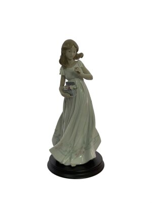 Lladro（リヤドロ）のインテリア雑貨の#女性像 陶磁器に該当する検索