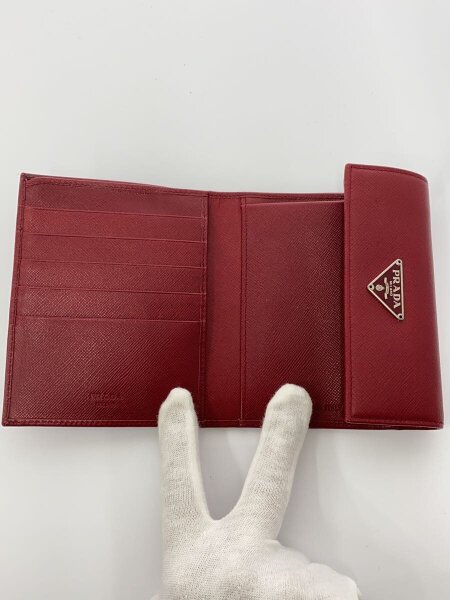 極美品　PRADA プラダ　折り財布　サフィアーノレザー　三角プレート　レッド 極美✨PRADA プラダ 三つ折り財布 三角ロゴ サフィアーノレザー レッド