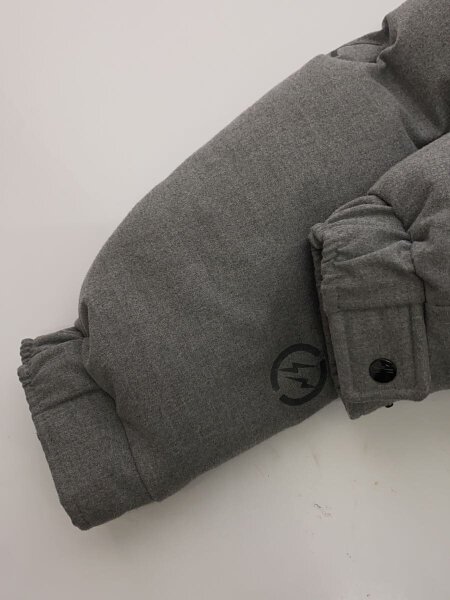 MONCLER × FRAGMENT DESIGN / ダウンジャケット/FRAGMENT HIROSHI F/3/ポリエステル/グレ-/総柄/F209U1A50 MONCLER(モンクレール) / ダウンジャケット/FRAGMENT HIROSHI F/3