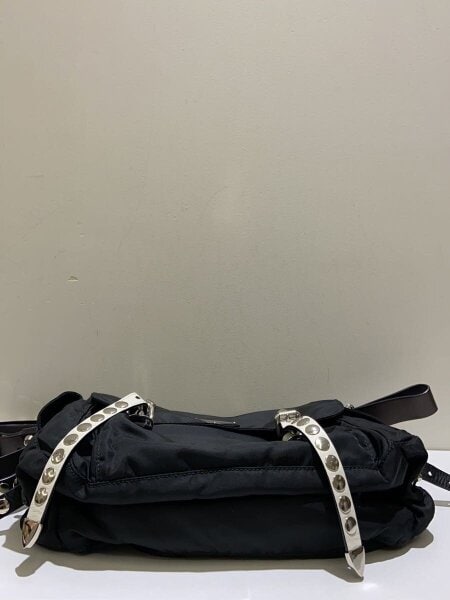 PRADA ナイロン スタッズ ショルダーバッグバッグ PRADA】プラダ『スタッズ付 ナイロン ショルダーバッグ』1BD118 メンズ